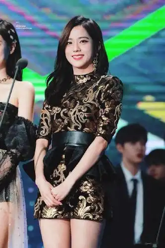 金唱片颁奖典礼上身穿金色出场的blackpinklegend美丽惊艳的造型