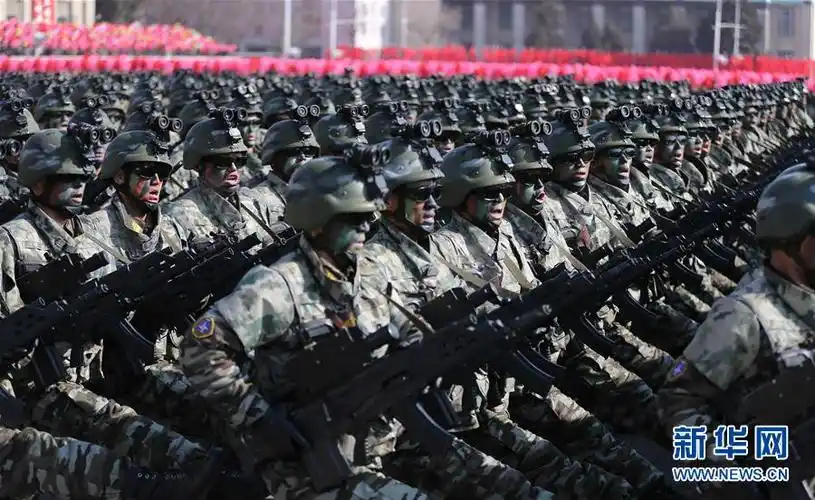 朝鲜举行阅兵式庆祝建军70周年