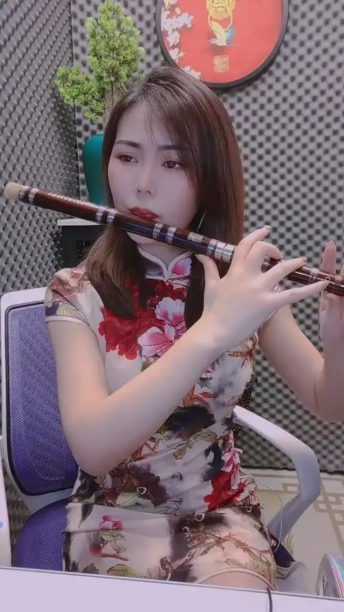 经典老歌#美女竹笛吹奏《葬花吟》c调笛,筒音作2,端庄文雅,笛声委婉