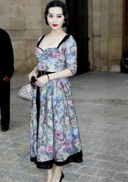 范冰冰深夜晒照,穿浴袍配大浓妆浮夸像贵妇,唇红齿白太迷人