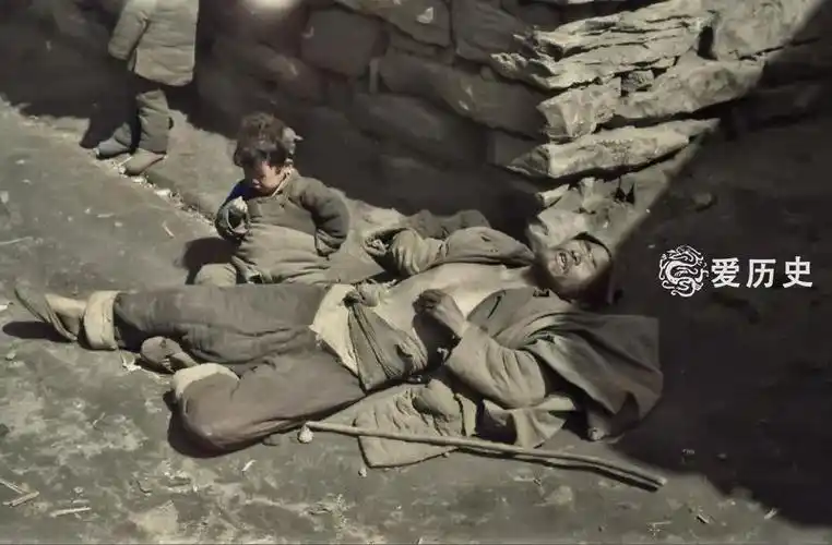 原创1942年河南饥荒上色老照片任何吃的都比人值钱孩子自生自灭