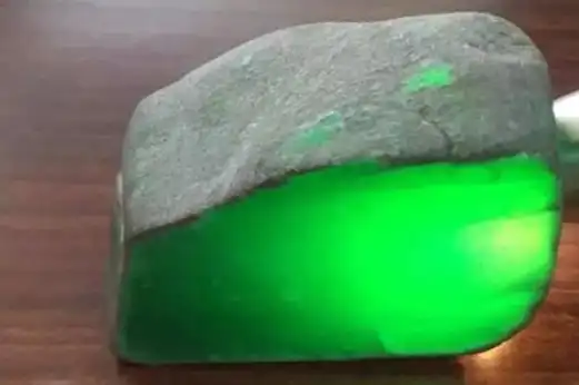 有的帝王绿翡翠原石还能透过阳光,隐隐看见里面的绿色,这种帝王绿翡翠