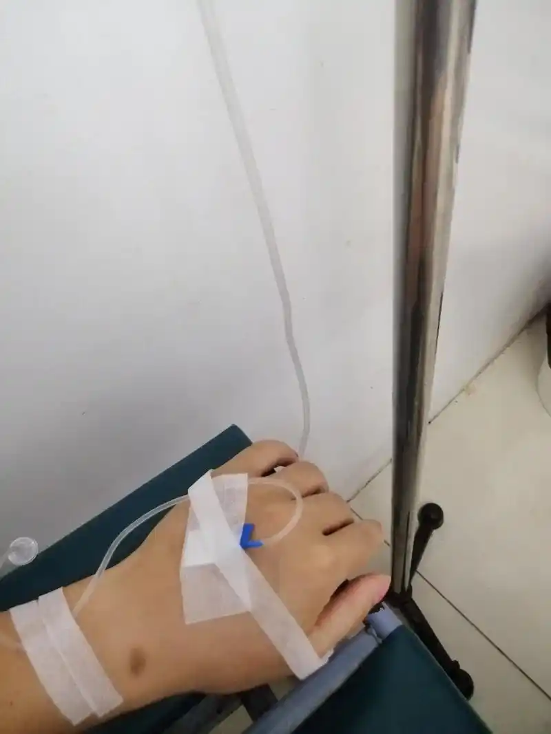 一个人来医院我没哭.