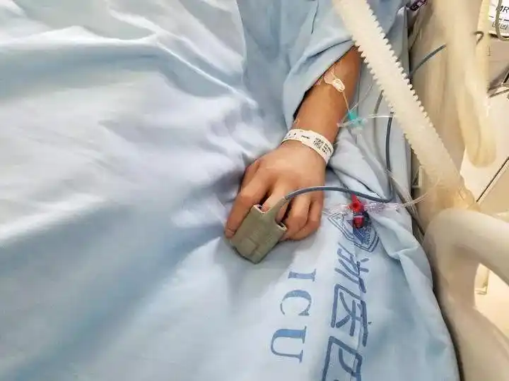 浙江大学医学院附属第四医院重症监护室里,义乌的小刘(化名)正躺在