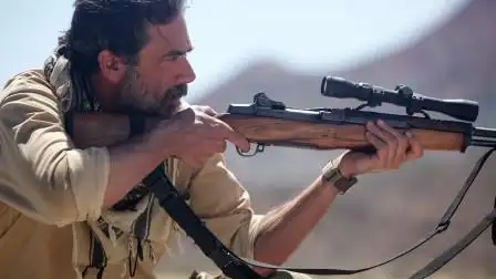 猎人野外打猎,竟然用偷渡客当靶子狙杀,徒手的偷渡客如何反抗?