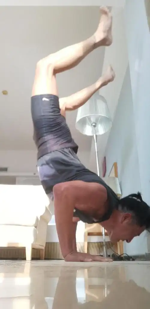 吕颂贤经常晒健身照,难怪身材保持的一如既往,手臂上的肌肉线条清晰