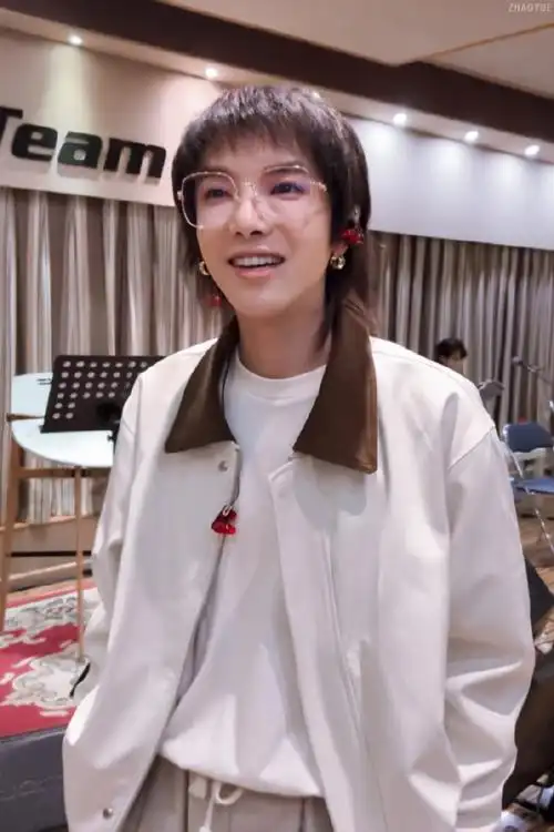 华晨宇直播 i人罚站#  嗨,绒绒宝贝,我们好久不见呀06@华晨宇yu