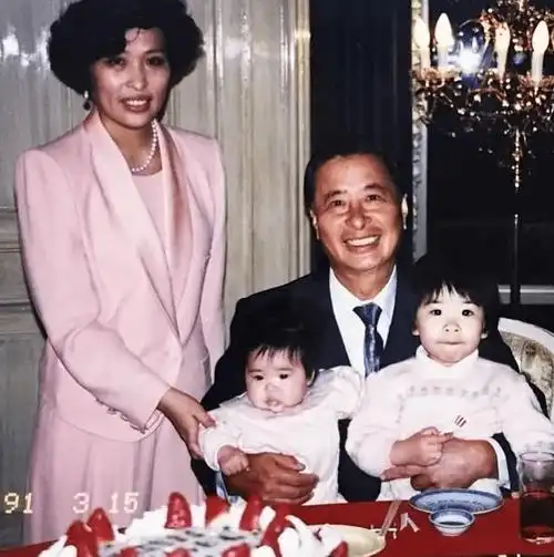 无奈之下,李兆基选择跟刘惠娟离婚.