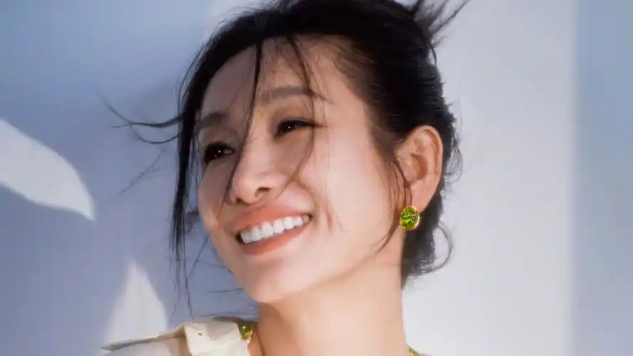 秦海璐买个防窥膜吧,看霸总小说被怼脸拍,网友攻占评论区