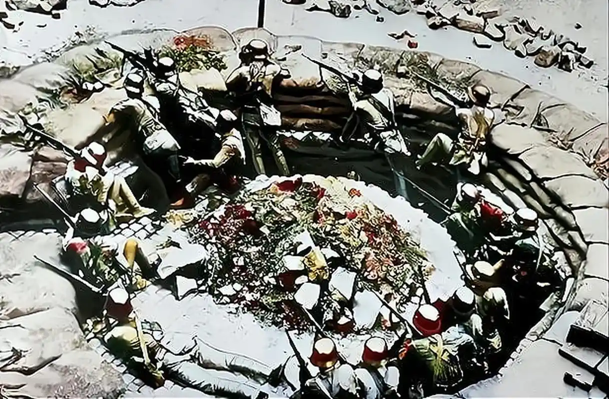 历史老照片,1937年8月,淞沪会战期间,国军在圆形战壕里严阵以待,他们