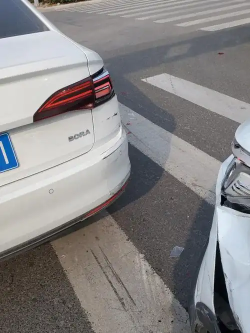 比亚迪元pro追尾事故现场