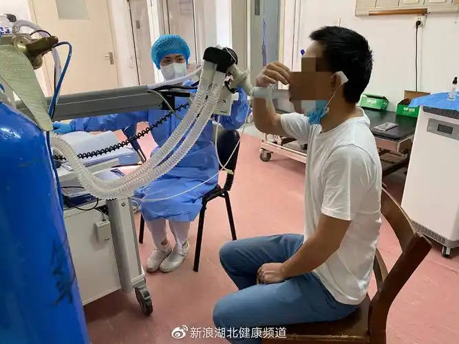 护士正在为患者做肺功能检查