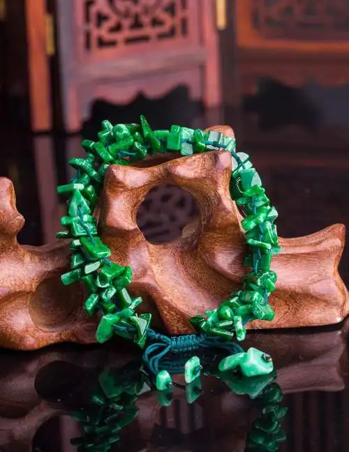 铁龙生翡翠值得买吗?它是少数颜色很美价格还十分实惠的翡翠!