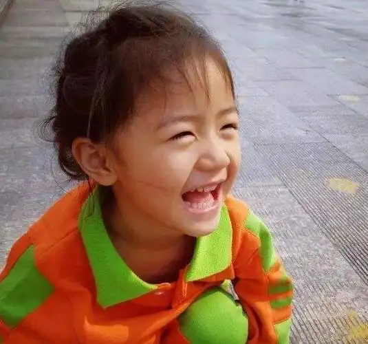 其实刚出生不久的宝宝,他们的笑与哭都是受身体本能控制的,而不是受