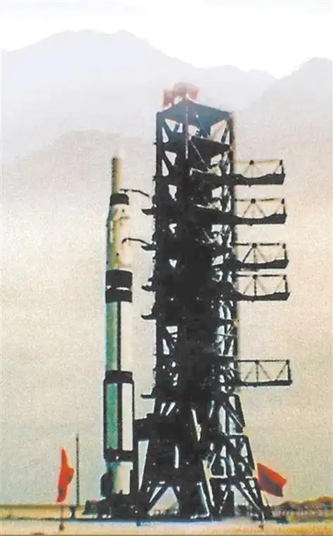 装载着"东方红一号"卫星的"长征一号"运载火箭竖立在甘肃酒泉卫星发射