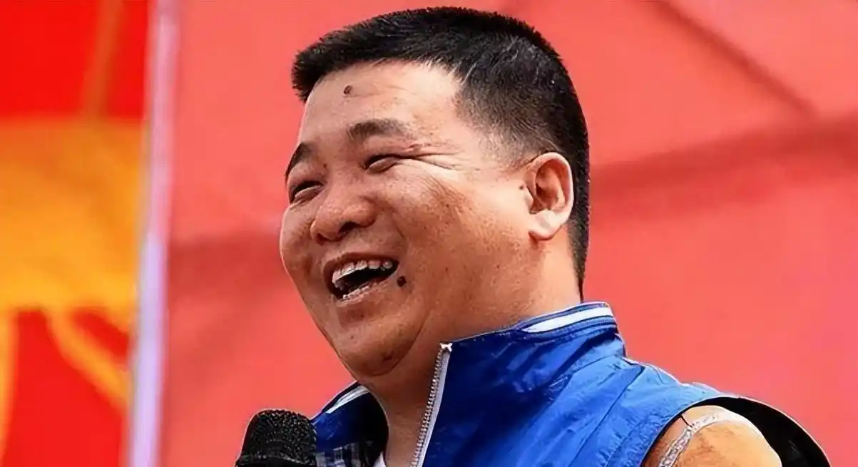 孙小宝:告别巅峰后的绝望 孙小宝曾是东北二人转的冉冉新星,但却因为