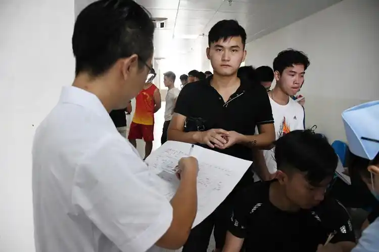 池州市贵池区人武部组织800余名入伍新兵进行体检