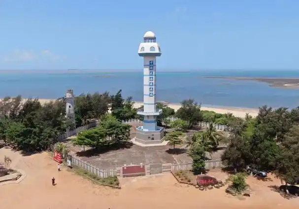 "南极村"位于广东省湛江市徐闻县角尾乡,地处我国大陆最南端,被琼州