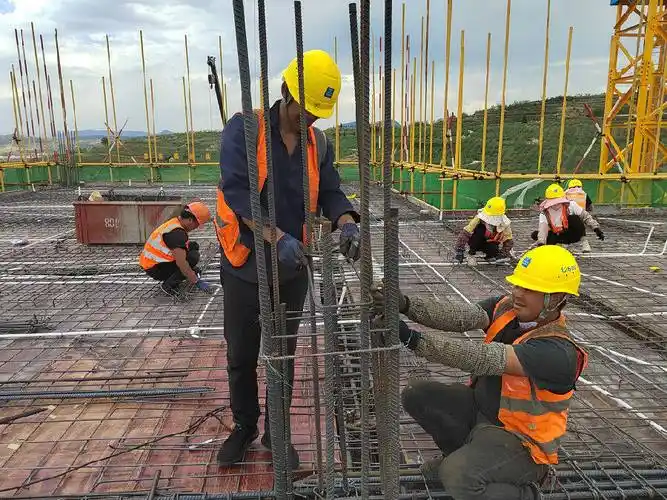 工人正在绑扎钢筋(蒲斐妃 摄)