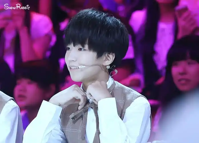 tfboys王俊凯 2014.8.28 年代秀.cr.logo