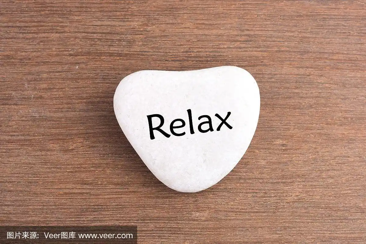 白色的石头与放松字木制背景