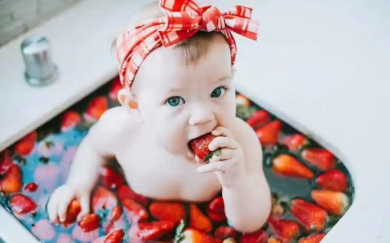 吃货妈妈宠萌娃的最高境界:吃草莓自由