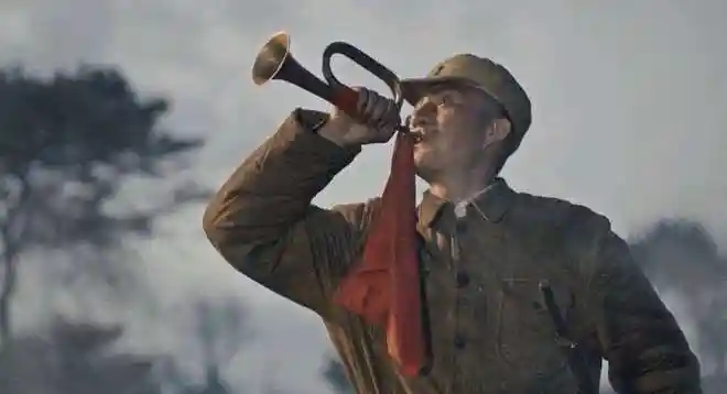 身上的军号,此刻他不仅是指挥员还是司号员,他要吹响最后一次冲锋号