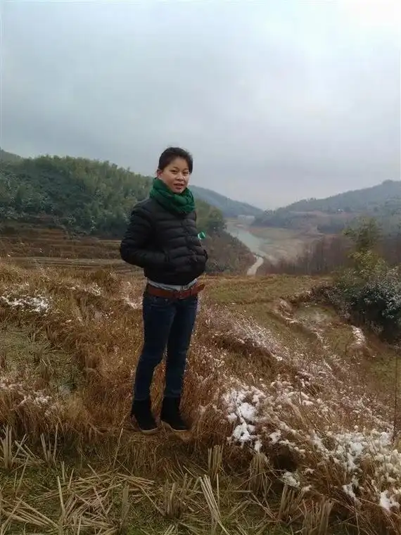 照片拍摄于09年,那时候还住着土坯房,09#江西女孩 #发个 - 抖音