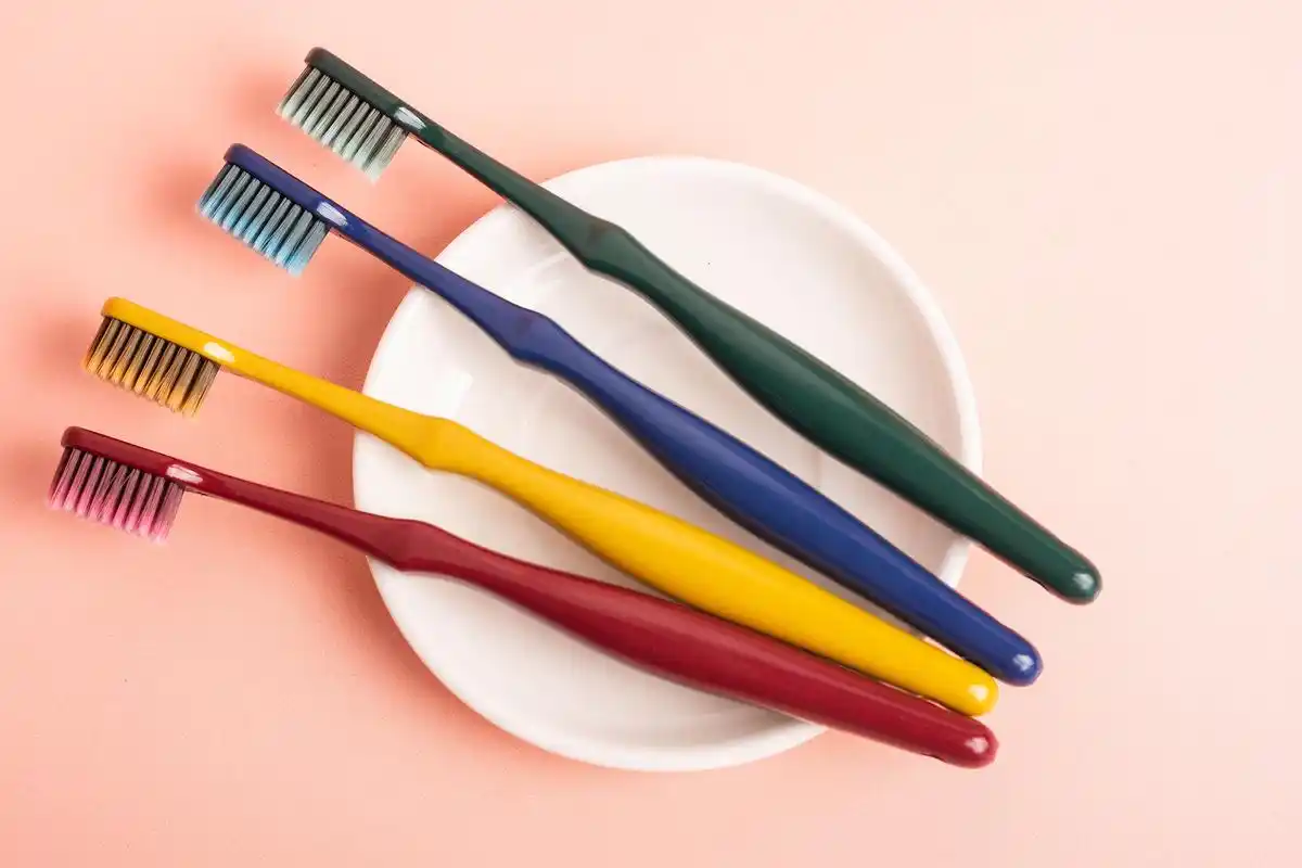 牙刷多久换一次最好(牙刷多久应该更换一次)-趣事杂谈