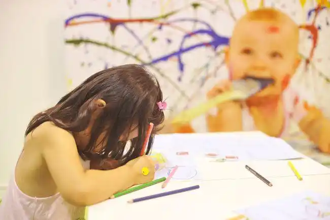 孩子喜欢画画却不喜欢上绘画班家长应该坚持还是尊重孩子