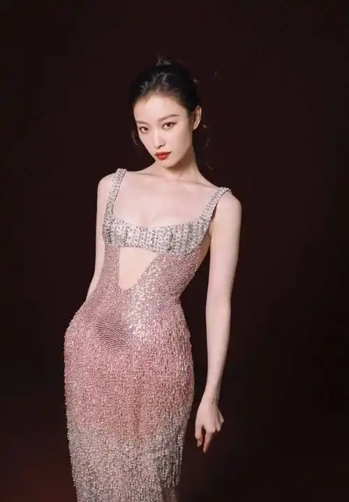 粉色渐变亮片礼服勾勒出她的完美曲线,倪妮散发着迷人的魅力!