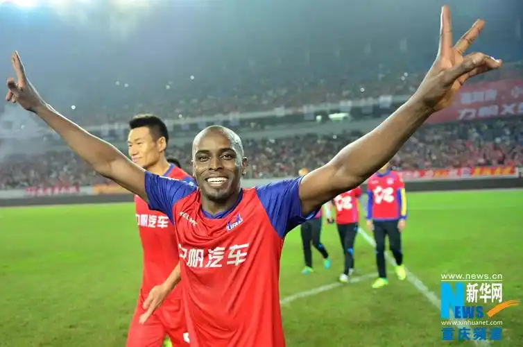 提前两轮夺冠重返中超,图为比赛结束后,埃利亚斯做出胜利的手势