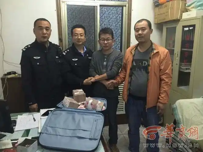 西安乘客落100万现金在出租车后备箱 幸运找回