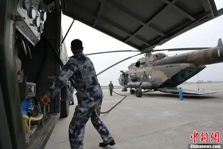 成都空军架起"宝兴孤岛"空中生命线