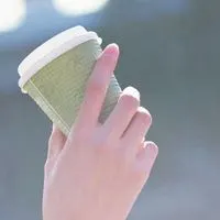 手拿咖啡唯美头像_微信头像图片大全