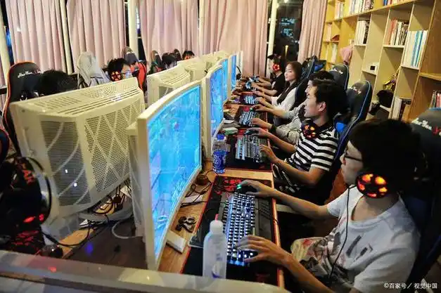 河北一高校阅览室学生打游戏管理员抽烟,被质疑像网吧,校办回应