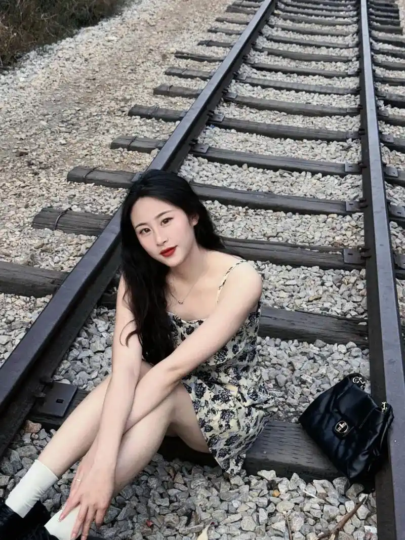 铁路摄影 #火车轨道 你想成为一个什么样的女孩? - 抖音