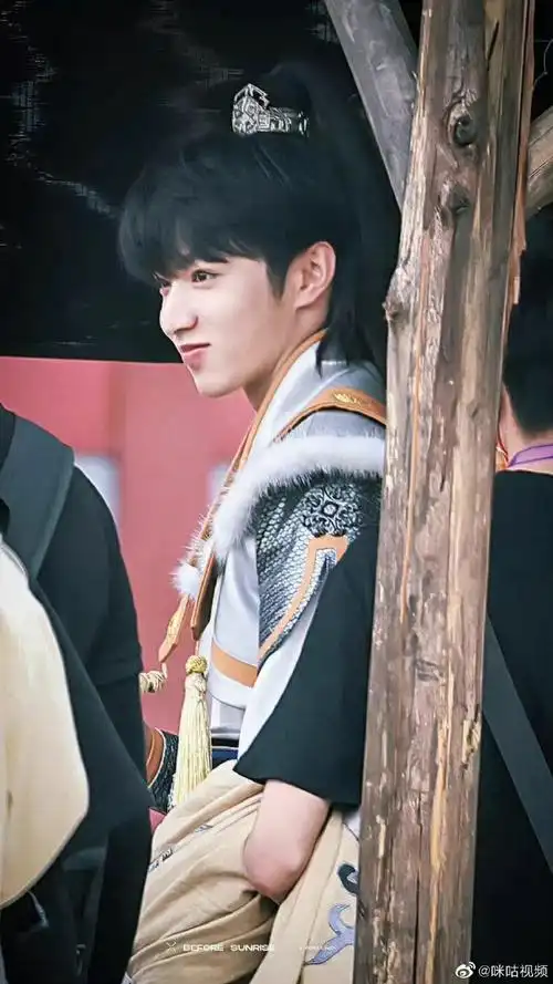 咪咕星鲜事##刘耀文萌探2高马尾造型路透