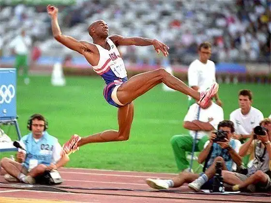 田径之窗细数跳得最远的人有人跳过9米