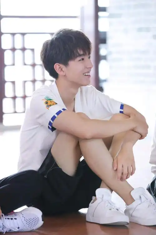 简介:tfboys王俊凯《高能少年团》舞狮剧照图片,分享一组王俊凯图片给