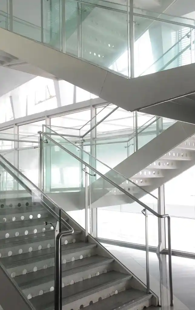 在一座现代化办公大楼中打开楼梯间