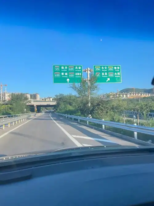 在路上开车照片在路上西安开车回临汾的路上照片巴中高速自己开车图片