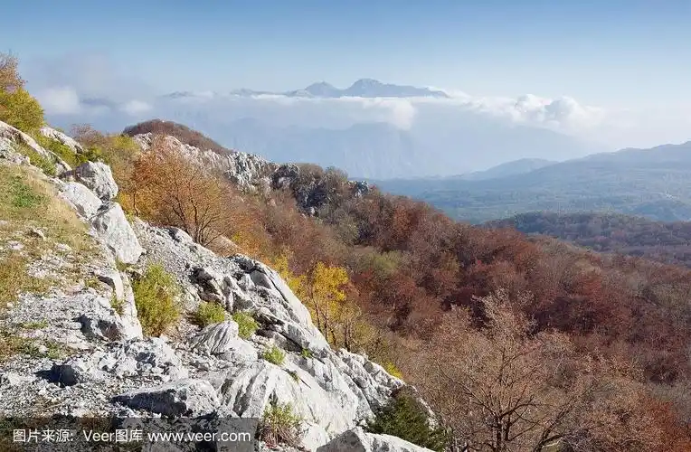 美丽的秋季山景.黑山,迪纳拉山脉