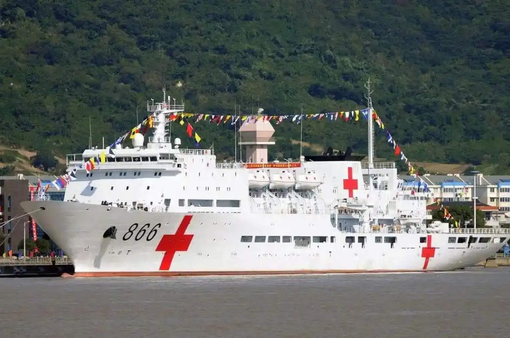 有网友建议派遣中国海军和平方舟号866舰万吨医院船