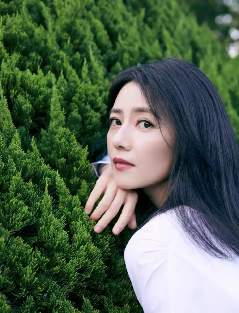 高圆圆白衣黑裙优雅花园写真图片29