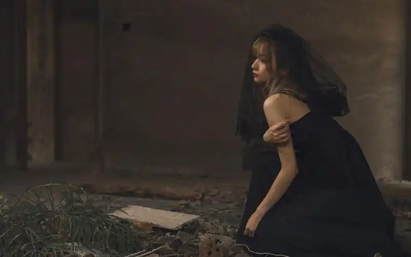 金发美女黑纱裙性感高清桌面壁纸