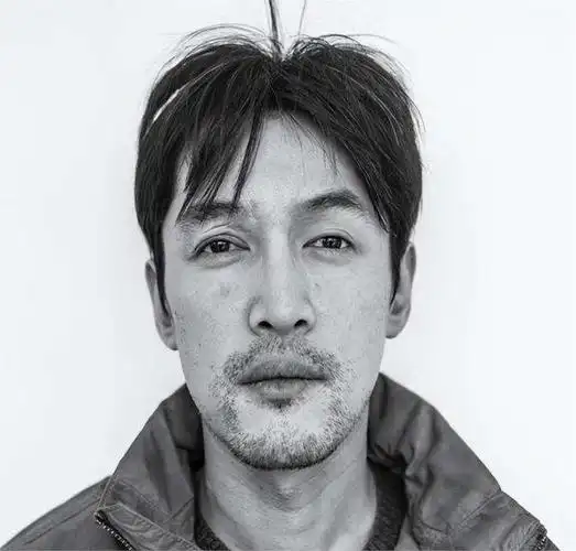 胡歌始终被视为成熟男性的典范,因为他在婚前婚后的表现几乎没有变化