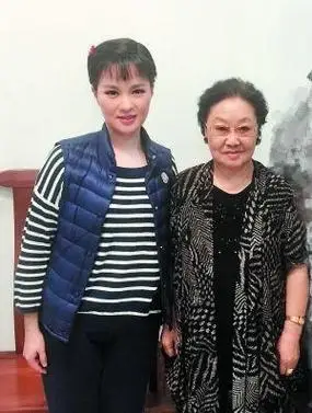 她是第一位博士级歌唱家,13次荣登春晚,丈夫身价不菲也是博士