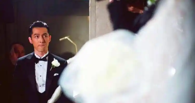 原创曾停工一年照顾胡歌今拍戏没摘头套就遛娃网友再次催婚胡歌