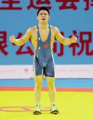 盛江亲吻赛场庆祝夺冠练近20年摔跤就等这一天